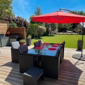 Table et 8 fauteuils en résine tressée + parasol.